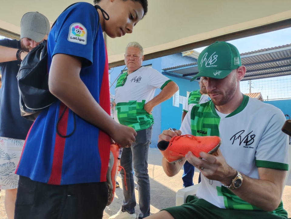 Goleiro Paulo Victor promove dia de esporte e lazer para alunos do PV48