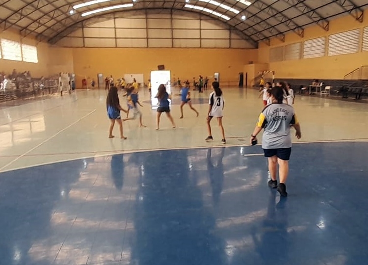 Escolas municipais realizam campeonato de mini handebol para alunos